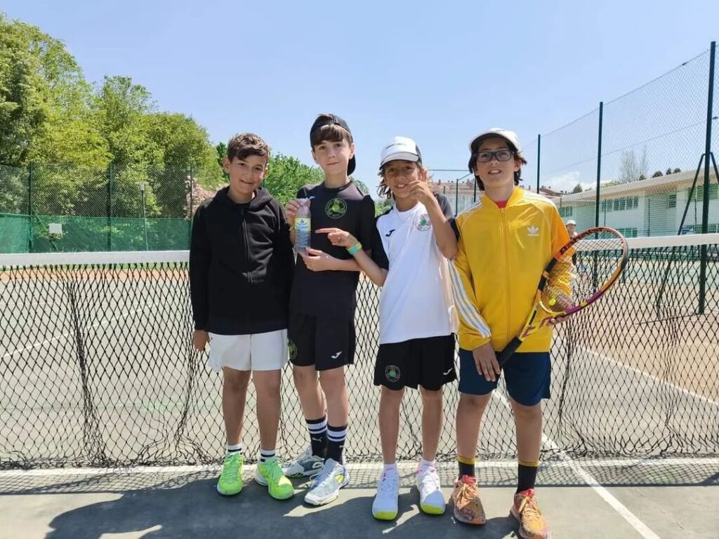 Niños jugando al tenis en Gondomar