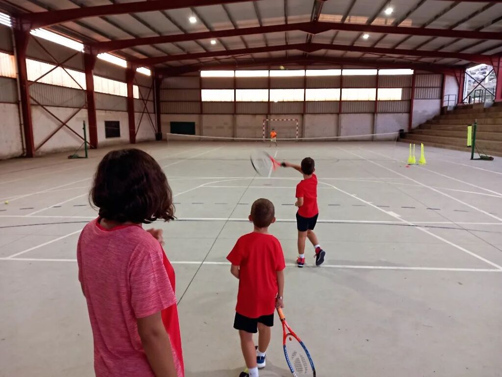 Niños jugando al tenis en O rosal