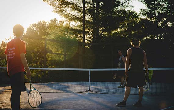 Chicos jugando al tenis