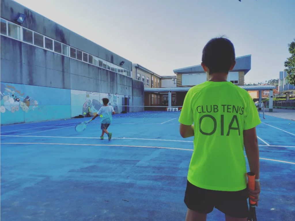 Niños jugando al tenis en Oia