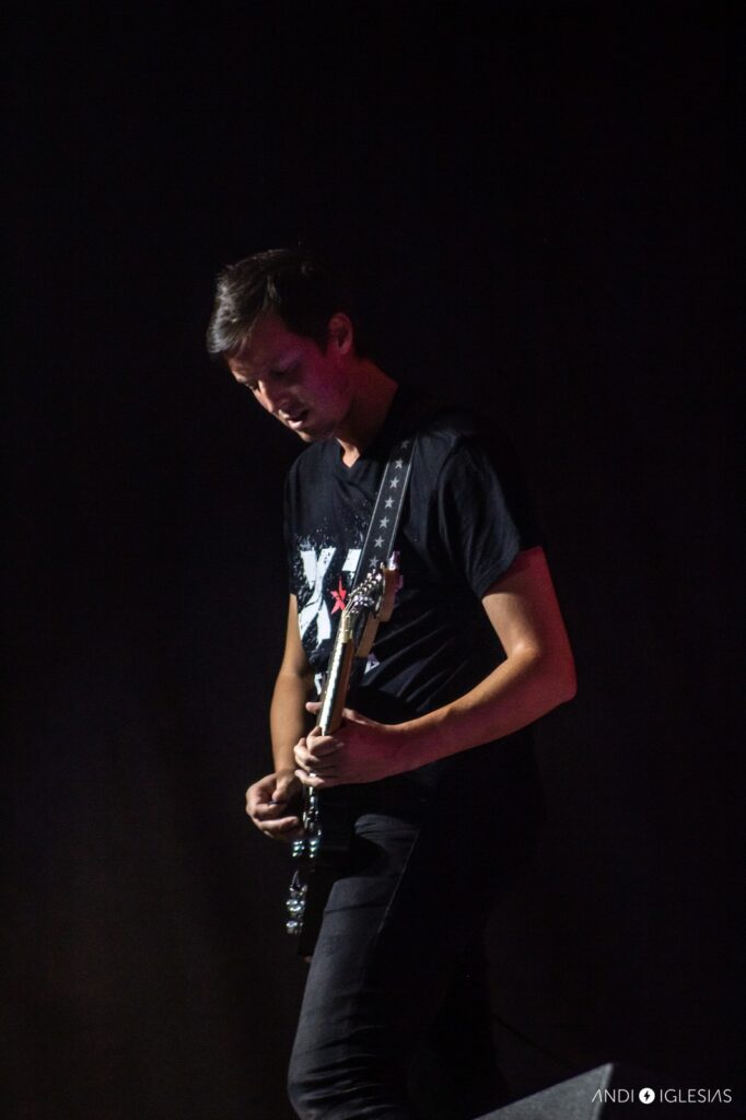 Carlos tocando la guitarra eléctrica