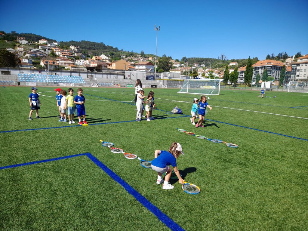 Jugando con niños en el campo de futbol de baiona