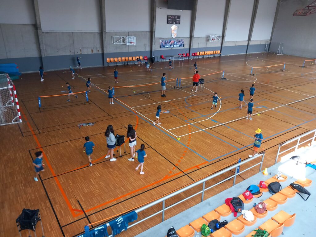 Campeonato de tenis en el pabellón de baiona