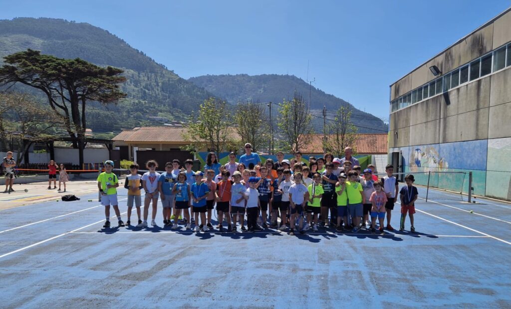 Foto de todos los jugadores del campeonato de tenis de Oia