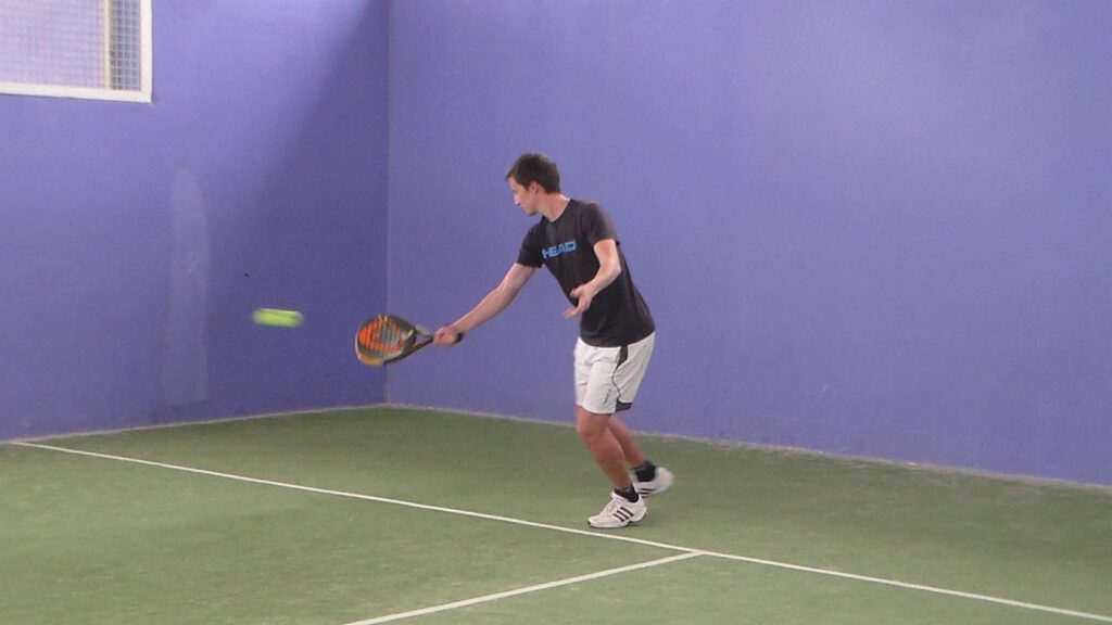 Carlos jugando al padel