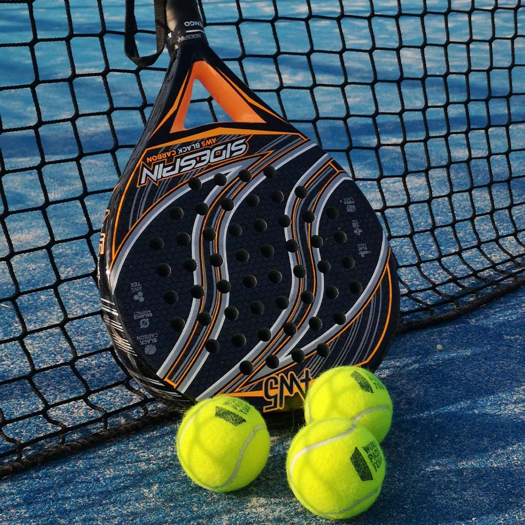 Raqueta de padel y pelotas